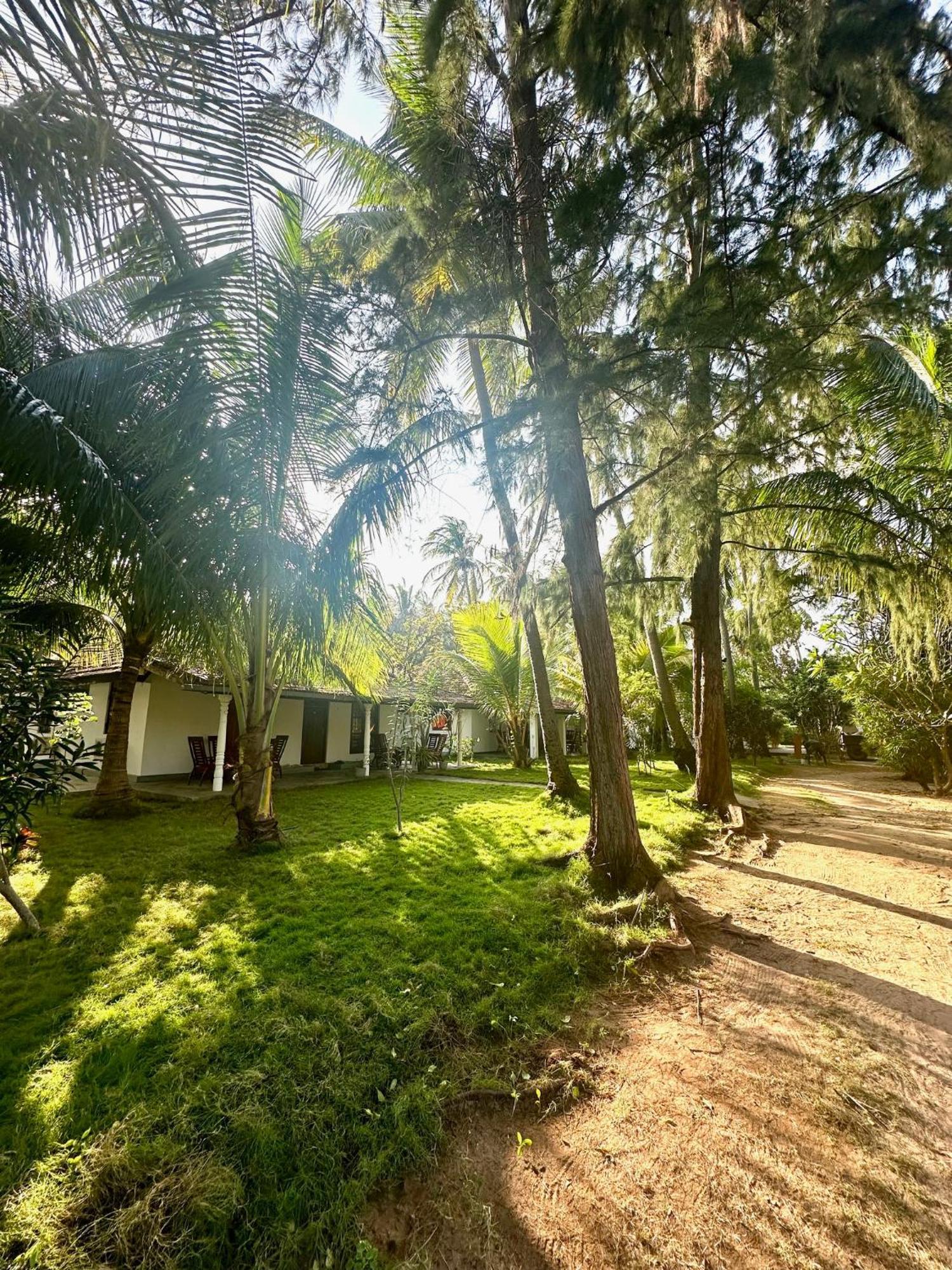 108 Palms Beach Resort Trincomalee Exterior photo